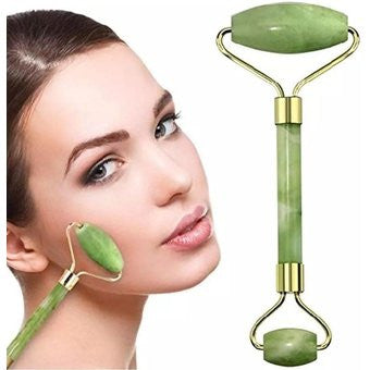 Rodillo de Jade Facial ViralXpress en uso